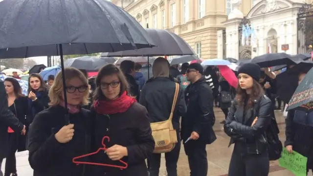 Varşova Üniversitesi'nin önünde protestolara katılan Maria (solda) ve Dagny