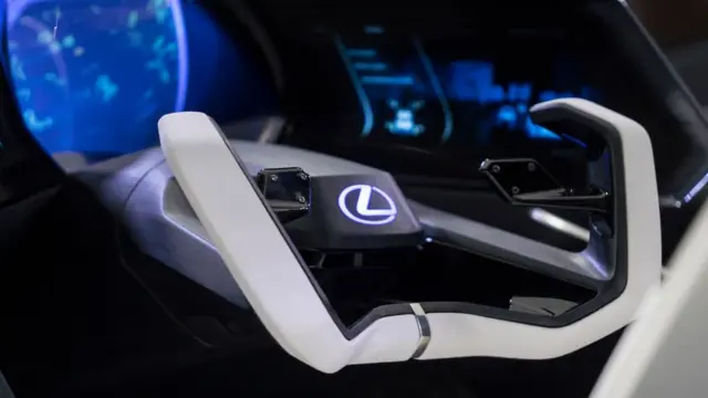 فرمان در حالت خودران با اشاره دست راننده به داخل داشبورد می‌رود