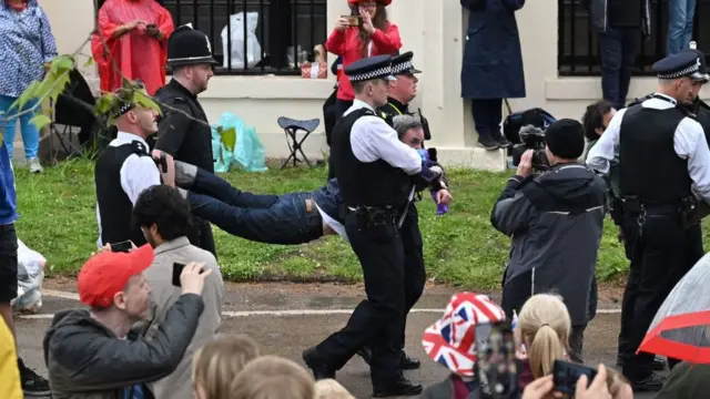 Monfestante es sacado por la policìa.