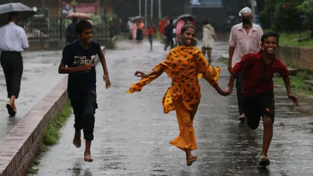 শিশুরা দৌড়াচ্ছে