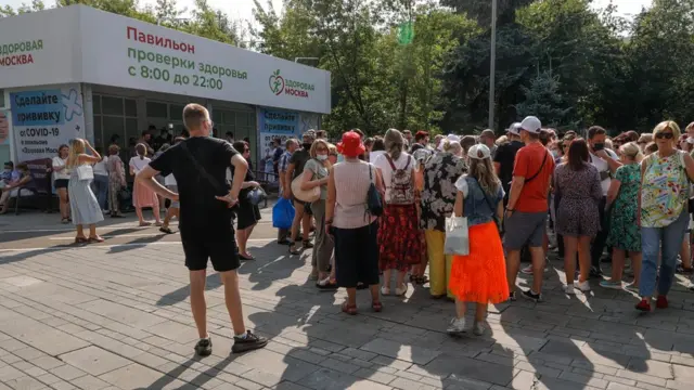 Очередь в павильон "Здоровье" в Москве за "КовиВаком"