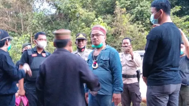 Proses pemanggilan paksa tiga tokoh adat Modang Long Wai.