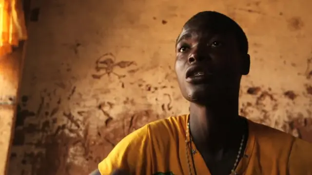 මධ්‍යම අප්‍රිකානු ජනරජයේ වැසියෙකුවන මේ පුරුෂයා මිනීමස් කෑමේ චෝදනාව පිළිගත්තේය