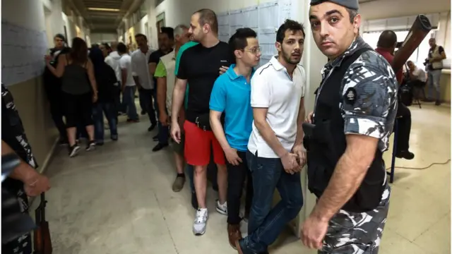 طابور من الناخبين