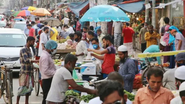 ঢাকায় বাজার খুলেছে কিন্তু সামাজিক দূরত্ব বজায় রাখার কোন ব্যবস্থা নেই, ০৫-০৫-২০২০।
