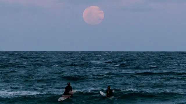 ஆஸ்திரேலியாவின் சிட்னி மேன்லி கடற்கரையில் ரத்த நிலா