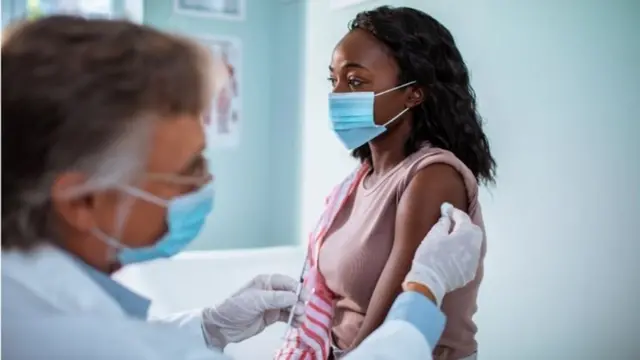 ویکسین لگانے سے پہلے شخص کی طبی تاریخ کے بارے میں مکمل معلومات لینا ضروری ہے