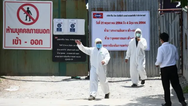 เจ้าหน้าที่ดำเนินการขนย้ายแรงงานที่ติดโควิด-19 ออกจากไซต์งานก่อสร้าง