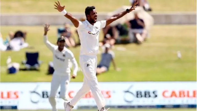 নিউজিল্যান্ডের ডেভন কনওয়েকে আউটের আবেদন জানাচ্ছেন এবাদত হোসেন