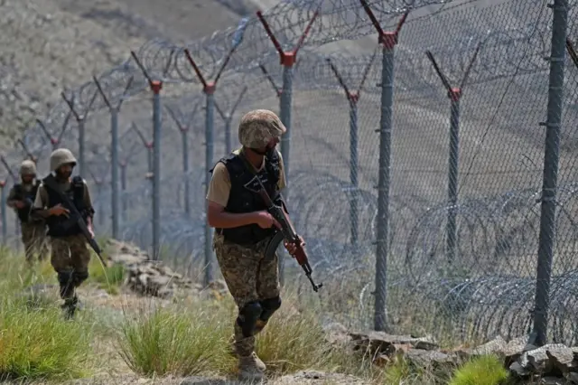 Soldados pakistaníes vigilan la valla fronteriza