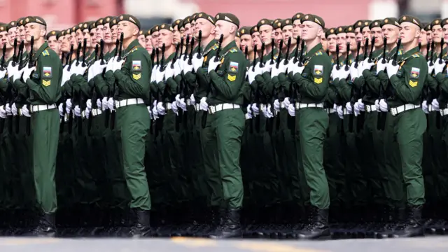 俄军士兵为胜利日阅兵演练，2022年5月7日