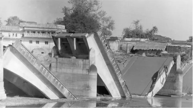 मुक्तिवाहिनीच्या सैनिकांनी उडवलेला पूल