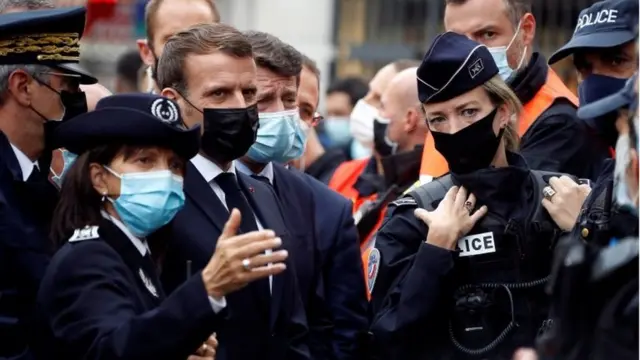 Le président français Emmanuel Macron (3ème à gauche) rencontrant des policiers à Nice. Photo : 29 octobre 2020