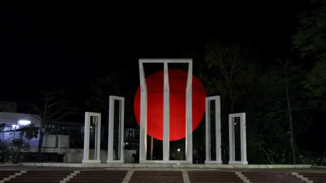 ঢাকার কেন্দ্রীয় শহীদ মিনার।