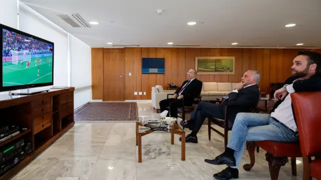 Temer e ministros assistindo ao jogo entre Brasil e Sérvia