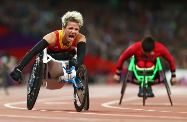 Marieke Vervoort celebra su medalla de oro.