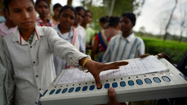 印度大选将为期一个月，选民会以图片内的电子投票机选择属意的候选政党。