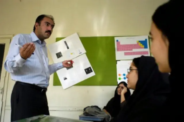 دکتر آرش علایی سالها در زمینه ایدز در ایران کار تحقیقاتی انجام داده است