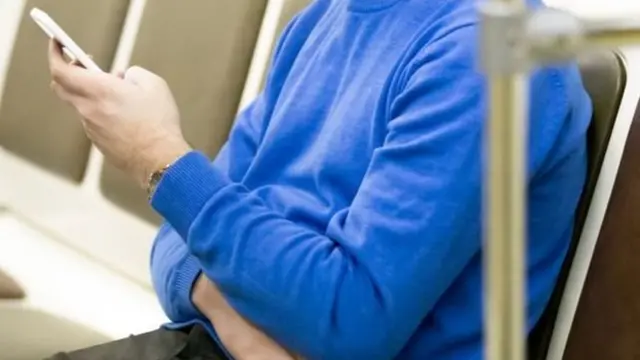 คนถือโทรศัพท์มือถือ