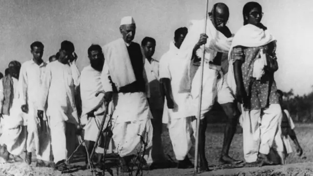 নোয়াখালীতে শান্তি মিশনে মি. গান্ধী ১১৬ মাইল হেঁটে প্রায় ৪৭ টি দাঙ্গা-ক্ষতিগ্রস্ত গ্রাম পরিদর্শন করেন।