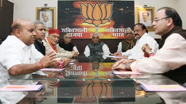 दिसंबर 2008 में बीजेपी के पार्लियामेंट्री बोर्ड की बैठक में तत्कालीन अध्यक्ष राजनाथ सिंह और अन्य वरिष्ठ नेताओं के साथ अरुण जेटली