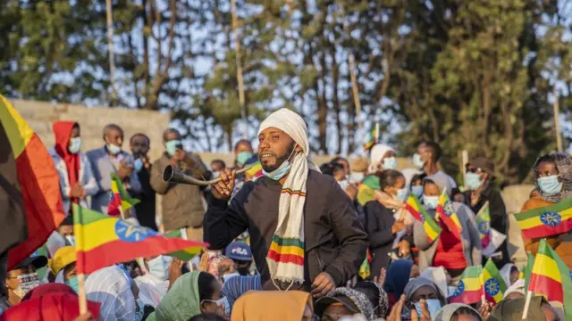 Abanya-Ethiopia mu myigaragambyo i Addis Ababa yo kwereka leta ko bayishyigikiye mu ntambara irimo n'inyeshyamba, aha ni mu kwezi kwa cumi na kumwe mu 2021.