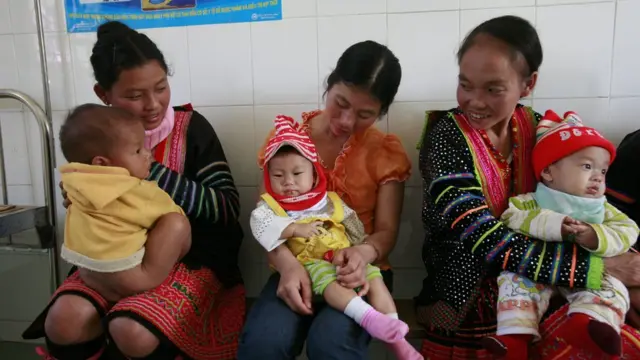 Các bà mẹ người dân tộc thiểu số đưa con đi tiêm chủng ở miền núi phía Bắc