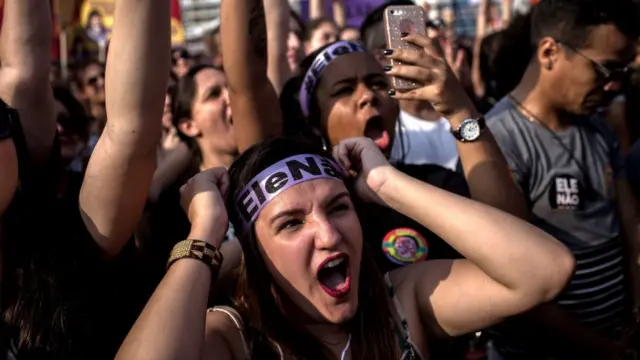 Mujer manifestante de "#EleNão"