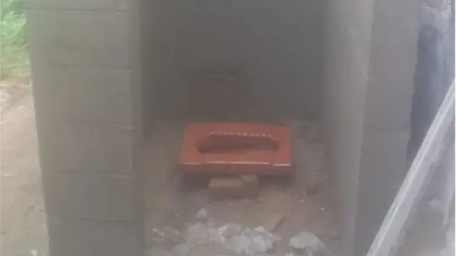 হানিফার বাবা এহসানুল্লাহ বলছেন, তিনি টয়লেট তৈরির কাজ শুরু করেছেন, তবে পর্যাপ্ত অর্থের অভাবে শেষ করতে পারেননি