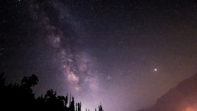 கடற்கரையில் இருக்கும் மணல் துகள்களைவிட இந்த பிரபஞ்சத்தில் நட்சத்திரங்கள் அதிகம் இருக்கின்றனவா?