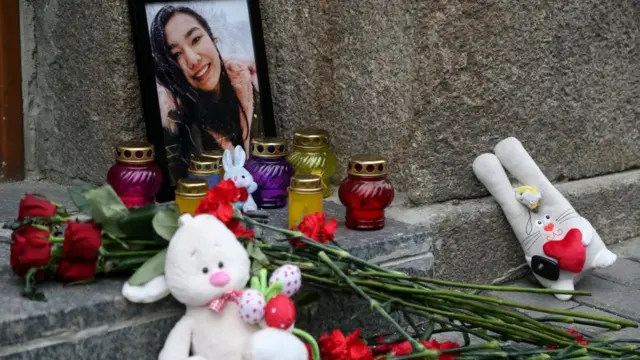 Друзі студентки Мукаддас Насирлаєвої обурювалися, що в універі прибирали квіти, які приносили в пам'ять про неї