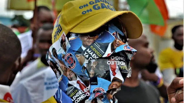 Un jeune militant du PPRD déguisé à l’effigie du candidat du Front Commun du Congo.