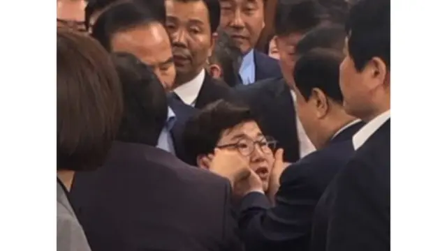 (캡션) 자유한국당이 24일 문희상 국회의장실을 항의방문했을 당시 문 의장이 항의하는 임이자 의원의 볼을 만져 논란이 일었다