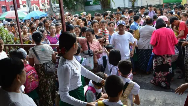 အခြေခံပညာအောက်မှာ ဆရာဆရာမနဲ့ ပညာရေးဝန်ထမ်း ငါးသိန်းခန့်နဲ့ ကျောင်းသားကျောင်းသူ ၉ ဒသမ ၇ သန်းရှိပါတယ်။