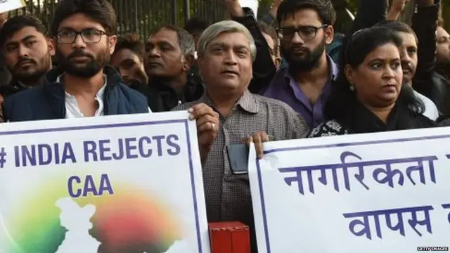 અમદાવાદમાં CAAનો વિરોધ કરી રહેલા જિગ્નેશ મેવાણીની તસવીર