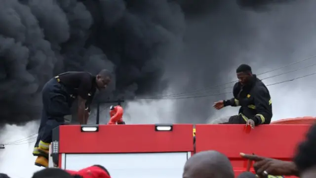 Awọn osisẹ panapana n sisẹ lati pa ina to n jo