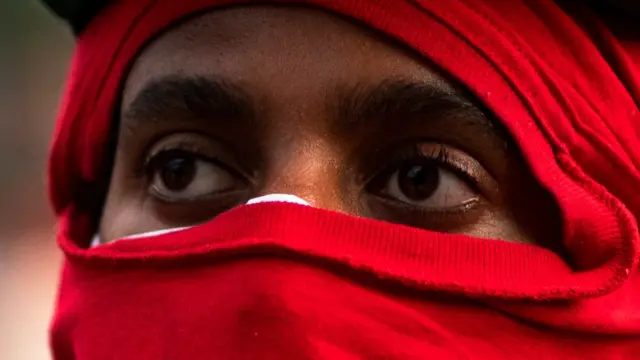 Ojos de un manifestante en Denver, Colorado