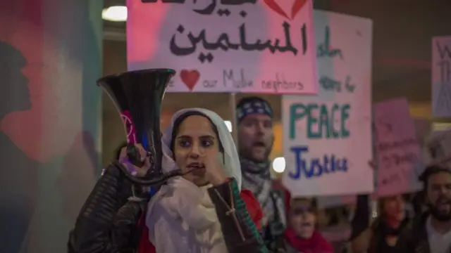 یوه مسلمانه لاس انجلس ښار کې د ټرمپ ضد مظاهرې پرمهال