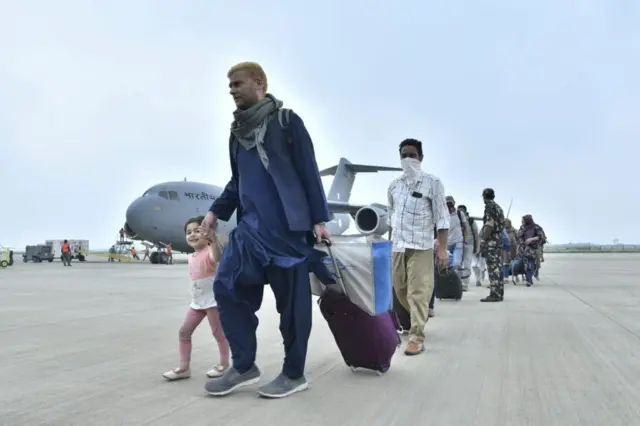 काबुल से लौटे लोग