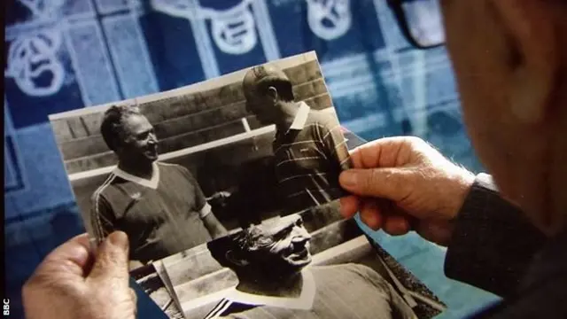 Никита Симонян держит фото с Бобби Чарльтоном