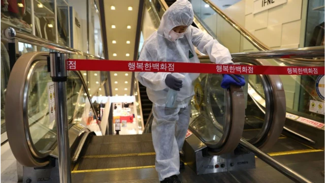 백화점 방역 중인 관계자