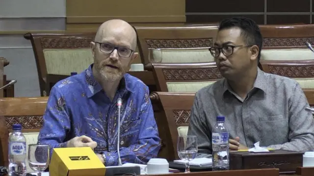 Phó chủ tịch về chính sách công khu vực châu Á-Thái Bình Dương của Facebook Simon Milner (trái) tại một buổi làm việc với chính quyền Indonesia hôm 17/4, sau khi Hạ viện nước này yêu cầu Facebook chịu trách nhiệm việc làm lộ dữ liệu của 1 triệu tài khoản người dùng