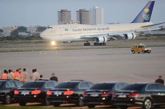 Diyaarada Boqorka uu ku socdo ayaa noocedu yahay Airbus A380 taas oo si gaar ah loo hagaajiyay waana mid gaashaman dhamnateed