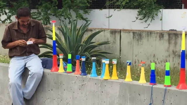 Un vendedor en un puesto de trompetas