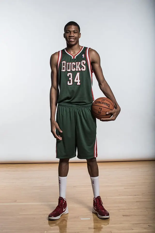 يانيس أنتيتوكونمبو في بداياته لاعب