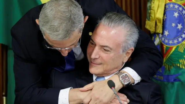 Darcísio Perondi abraçado a Michel Temer