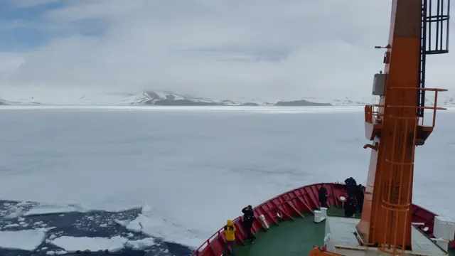 Barco colhendo neve na Antártida