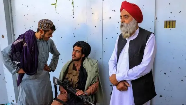 કાબુલ ગુરુદ્વારા પર હુમલા બાદ તાલિબાન સુરક્ષા કર્મચારીઓ સાથે શીખ શ્રદ્ધાળુ