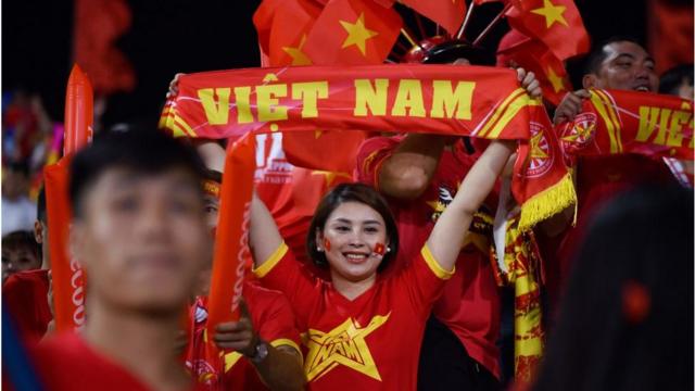 CĐV Việt Nam trước giờ bóng lăn trận bán kết AFF Suzuki Cup 2018 giữa Việt Nam và Philippines trên sân vận động Mỹ Đình