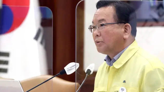 김부겸 국무총리가 11일 오후 서울 종로구 정부서울청사에서 열린 '코로나19 대응 중앙재난안전대책본부(중대본) 회의'에서 모두발언을 하고 있다